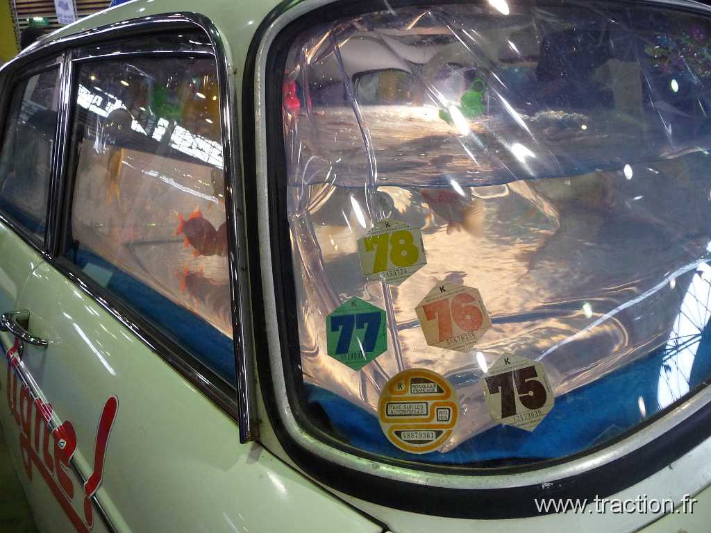 2011_epoquauto (121).jpg - 05/11/2011 - 69000 LYON - EPOQU'AUTO - 33ème Salon International Autos & Motos Anciennes - PEUGEOT 404 Aquarium